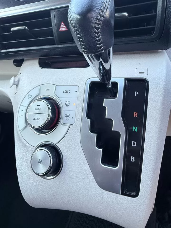 2015 Toyota Sienta Hybrid 7 Seater – photo 15