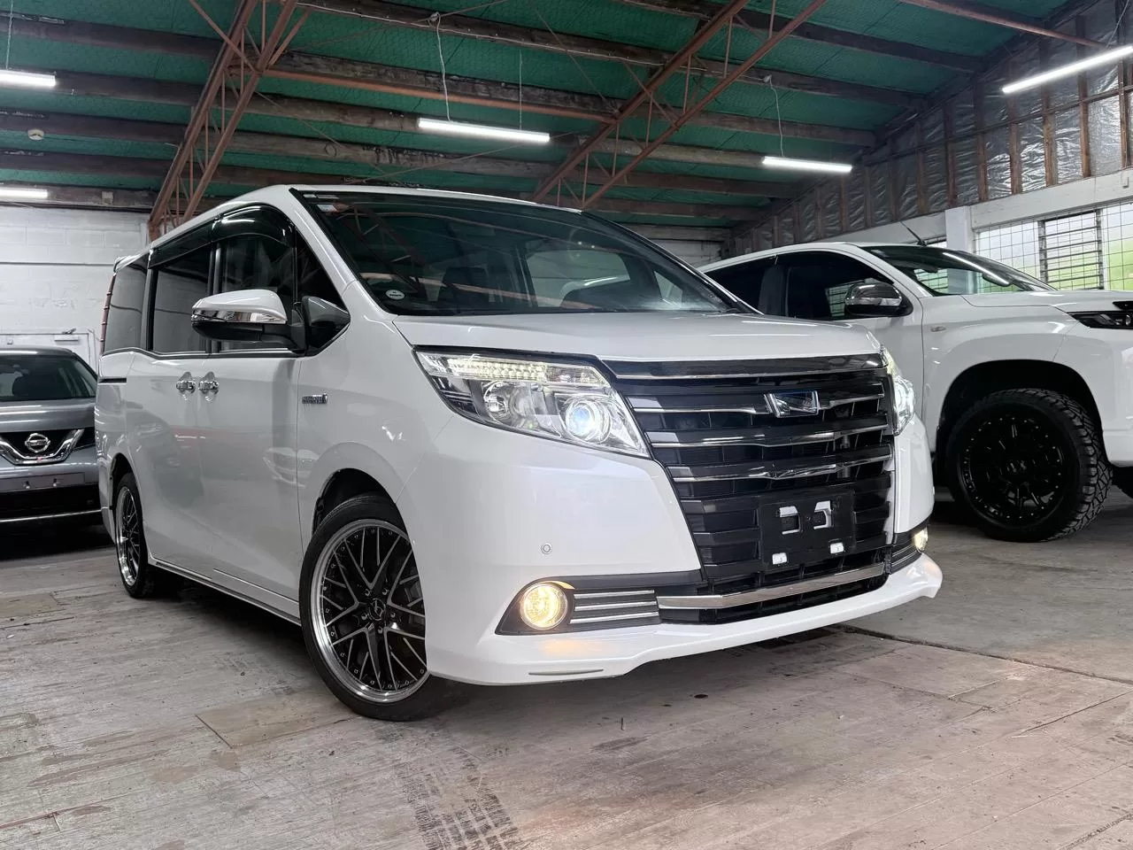 2015 Toyota Noah Hybrid G – photo 1