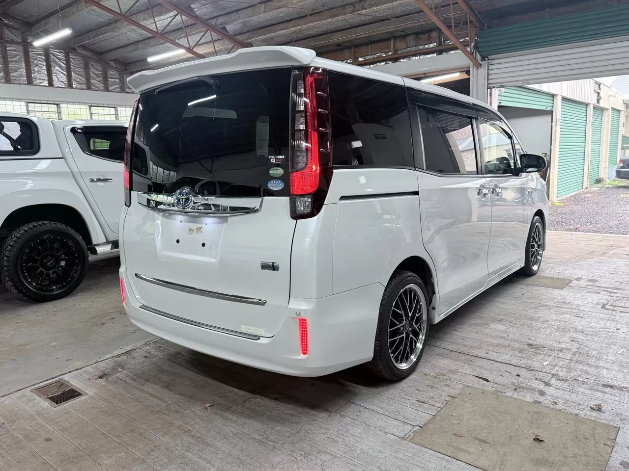 2015 Toyota Noah Hybrid G – photo 10
