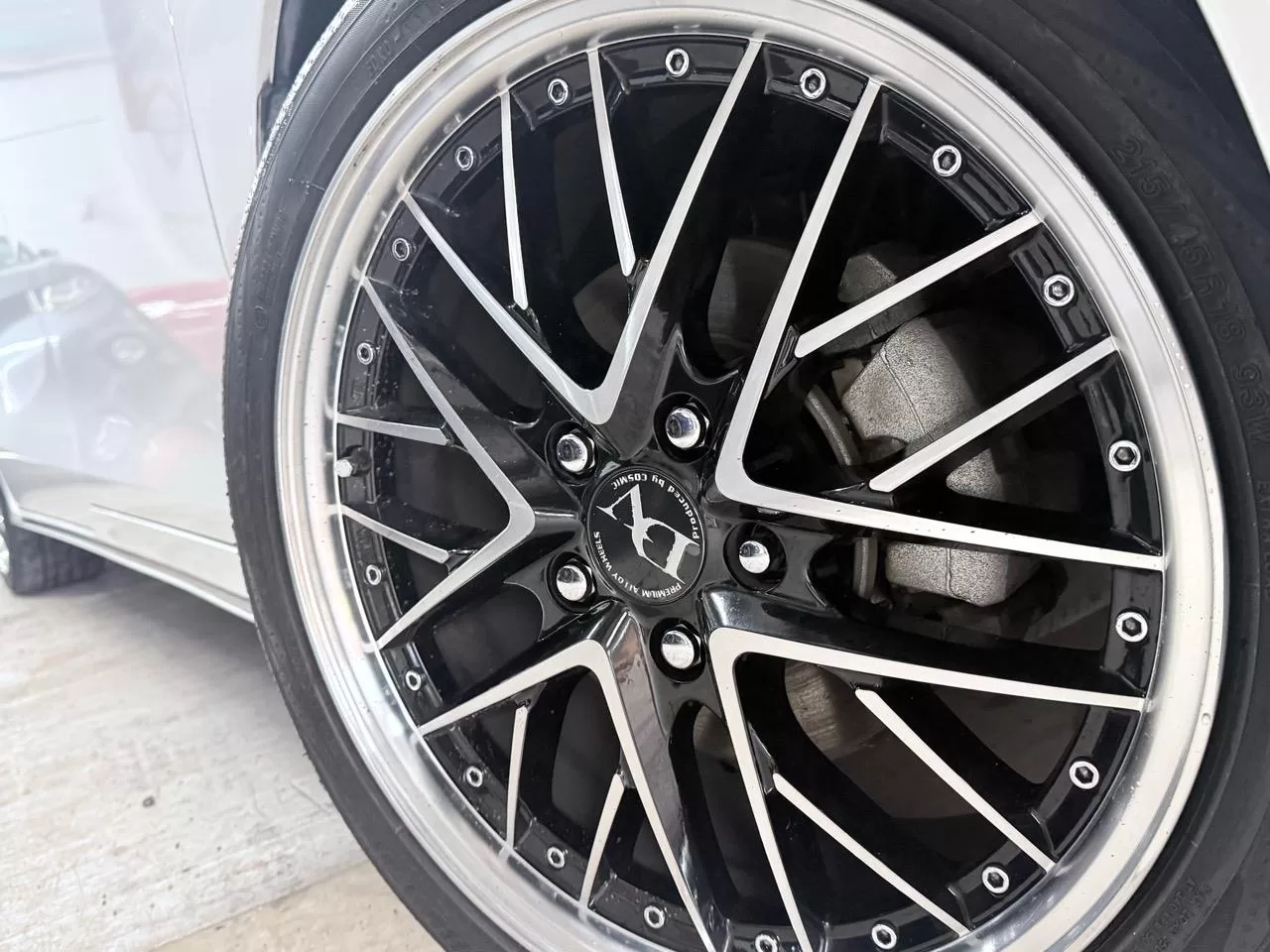 2015 Toyota Noah Hybrid G – photo 2