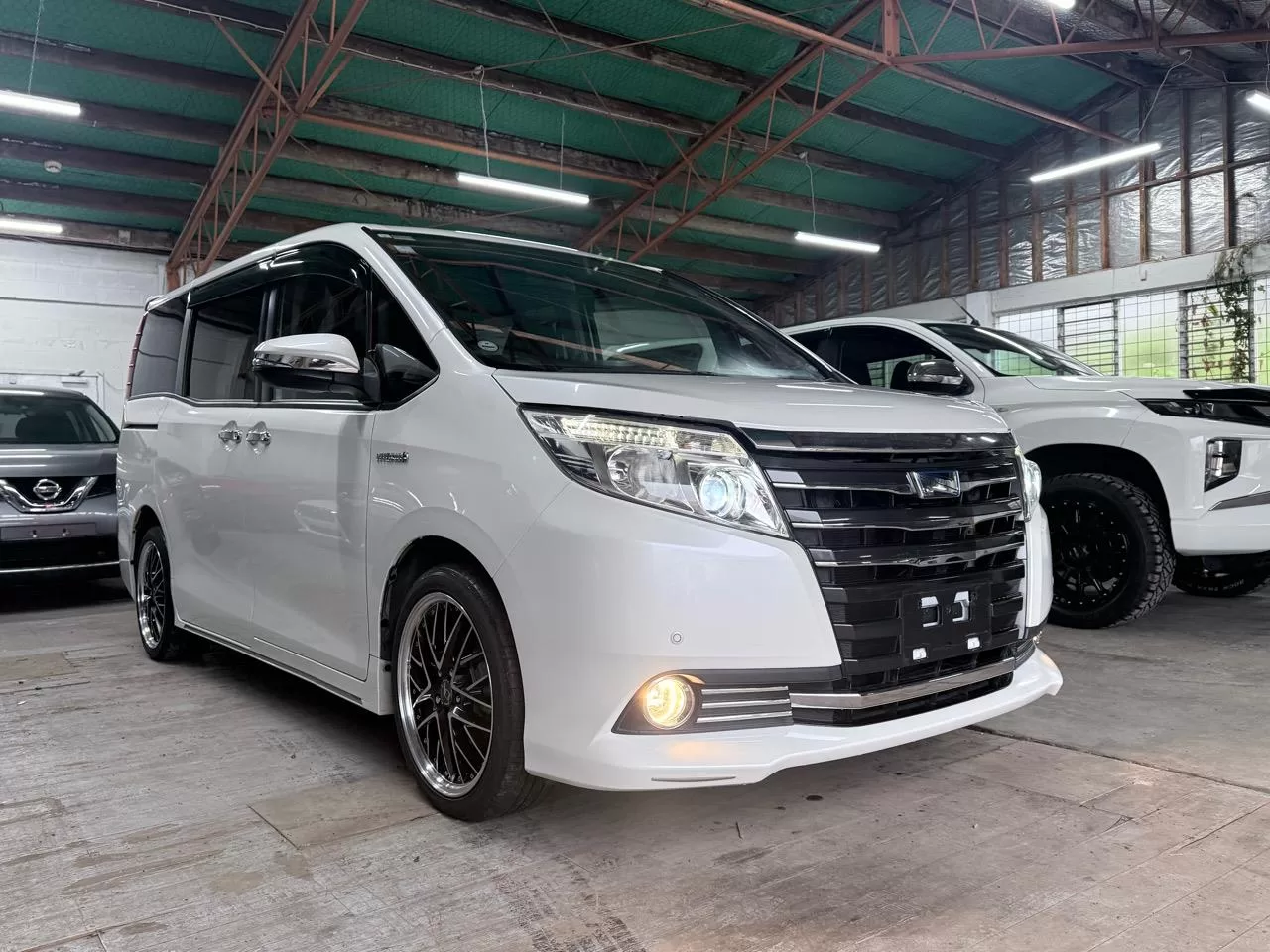 2015 Toyota Noah Hybrid G – photo 3