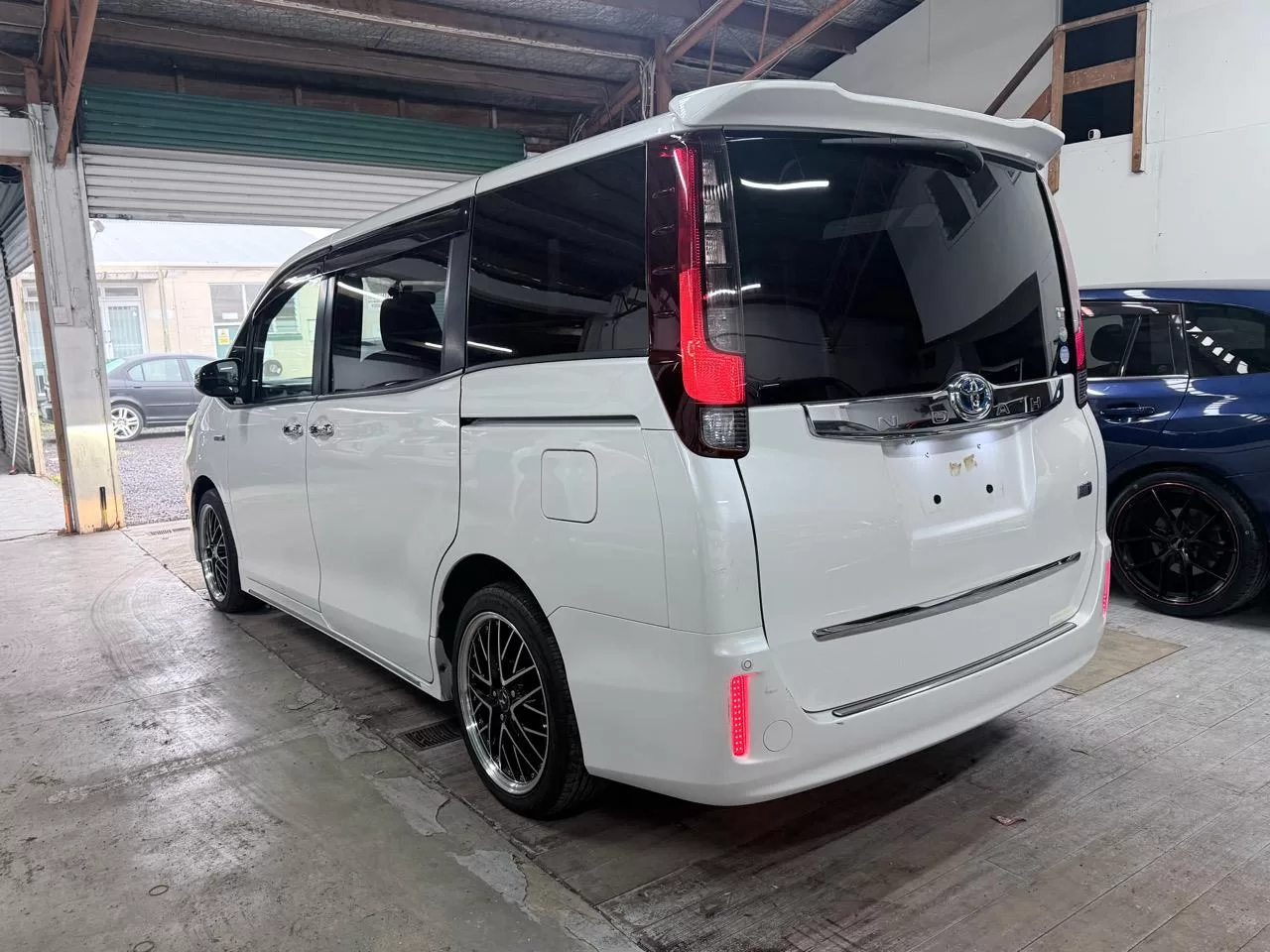 2015 Toyota Noah Hybrid G – photo 4