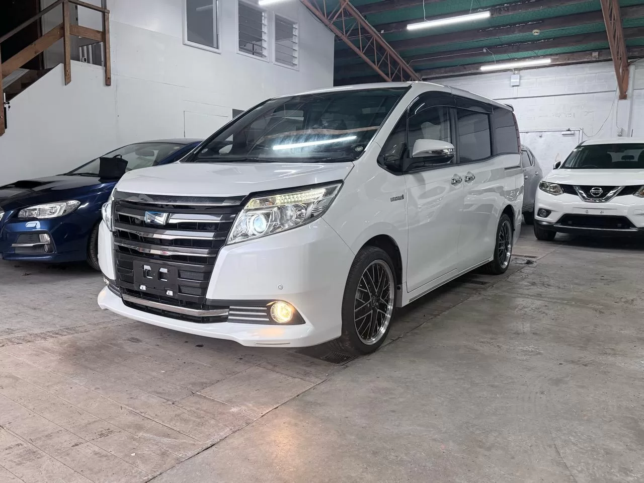 2015 Toyota Noah Hybrid G – photo 5