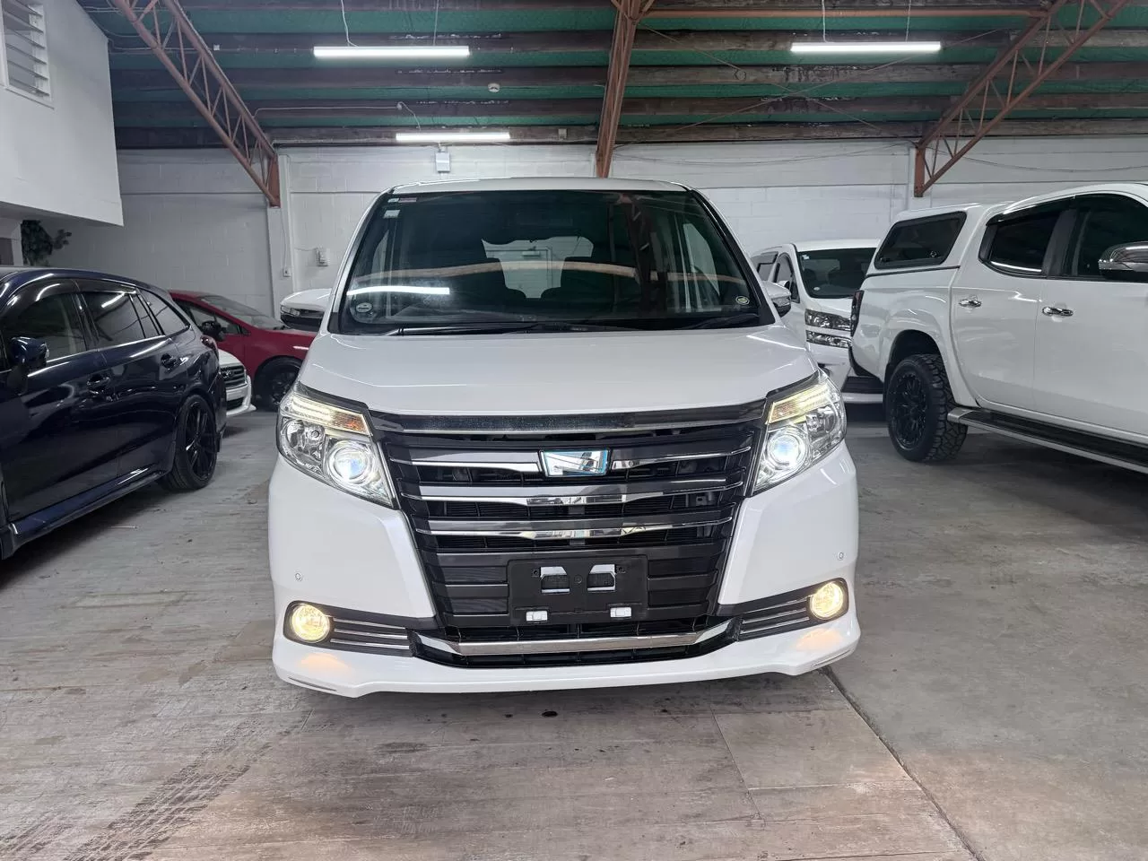 2015 Toyota Noah Hybrid G – photo 6