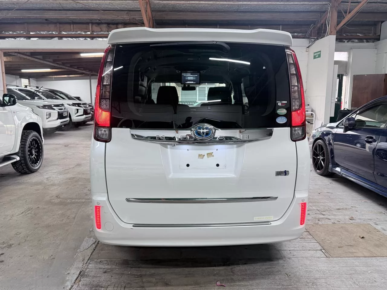 2015 Toyota Noah Hybrid G – photo 7