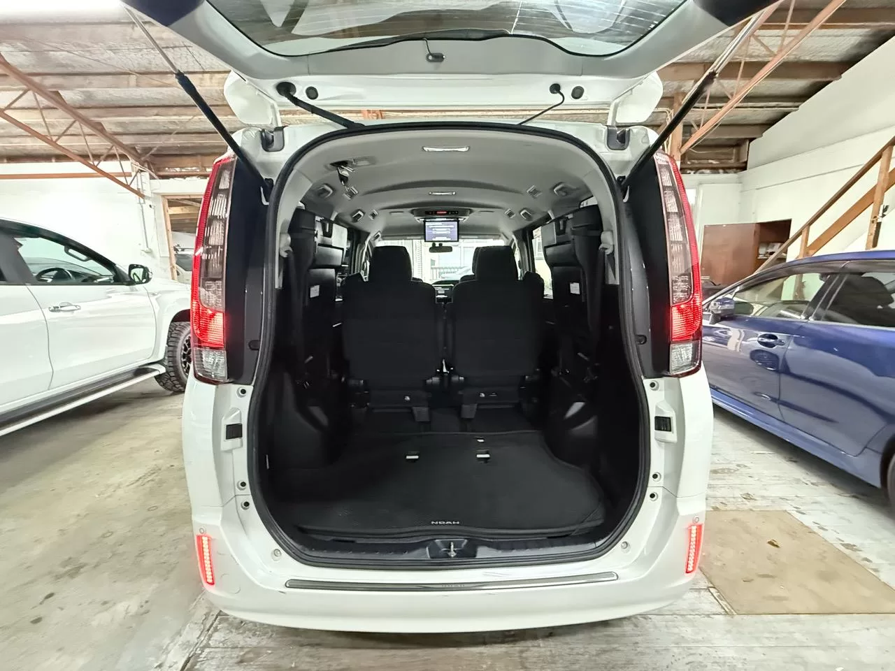 2015 Toyota Noah Hybrid G – photo 9