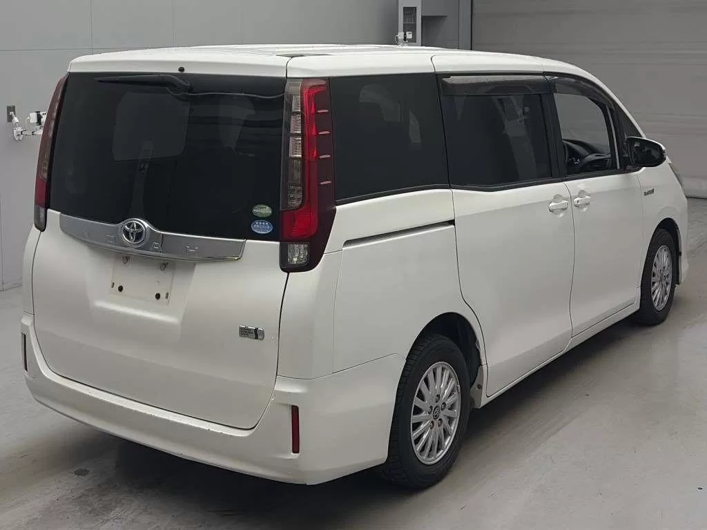 2015 Toyota Noah Hybrid 7 Seater – photo 2